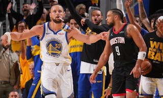 宋凯出席中国体育美术作品展览，与奥运冠军金牌合影